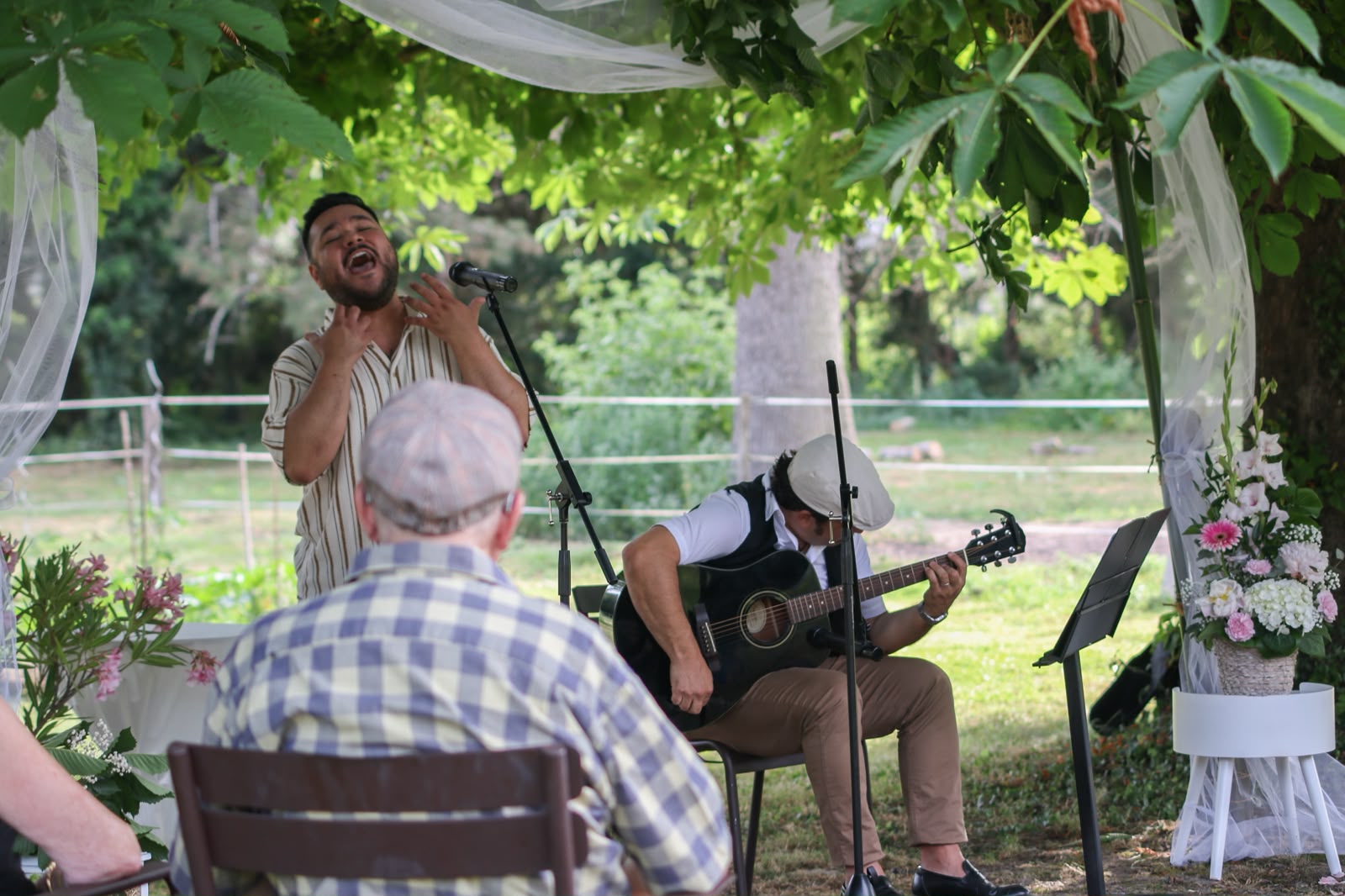 Andrés cantando en un concierto al aire libre